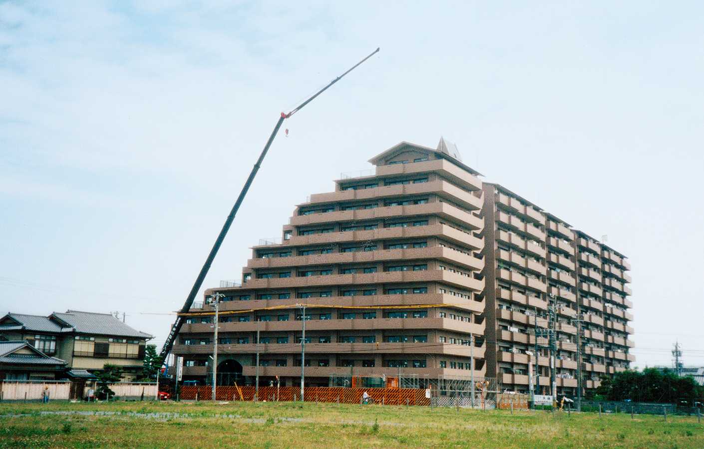 マンション建設のクレーン作業