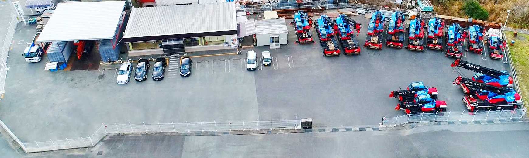 社屋とクレーン車両